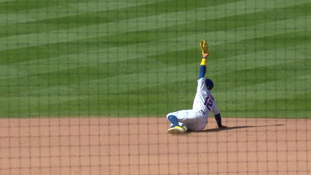 New York Mets infielder Francisco Lindor throws during spring