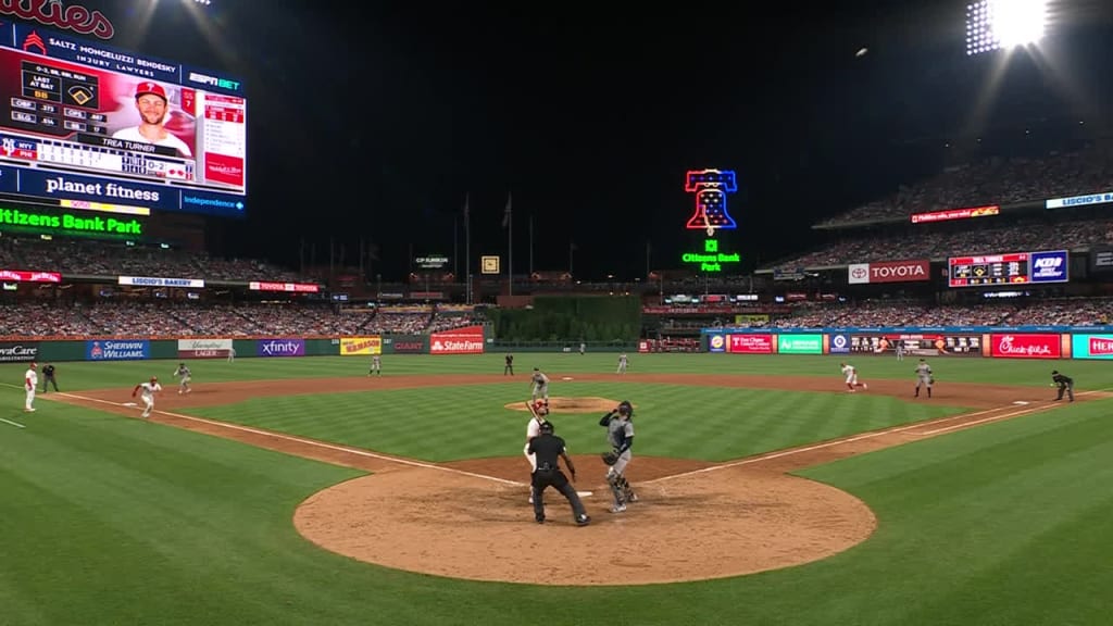 Bryson Stott scores off wild pitch
