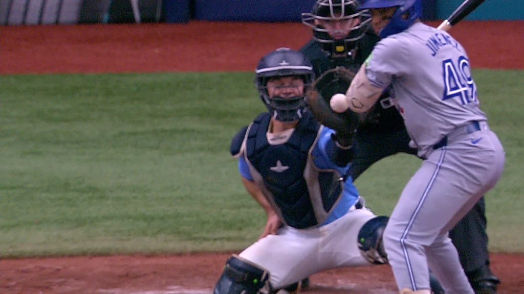 Leo Jiménez not hit by pitch after challenge