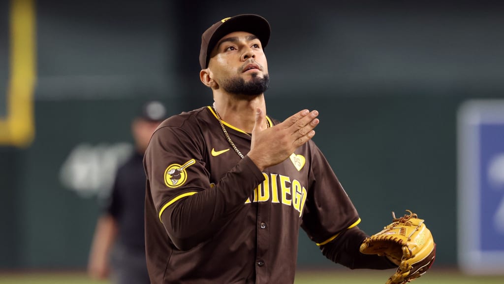 Robert Suarez secures the Padres' 5-3 win