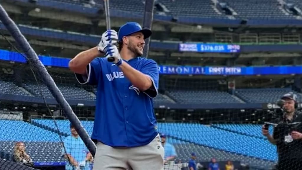 Josh Allen, Bills QBs hit batting practice home runs prior to Blue Jays vs.  Yankees game