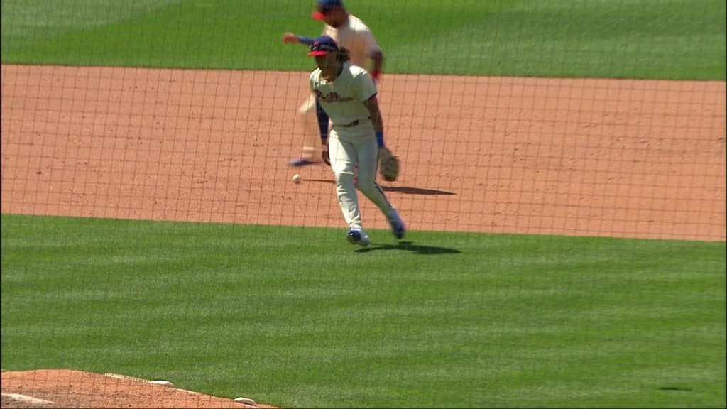 Ha-Seong Kim reaches on an error in the 8th