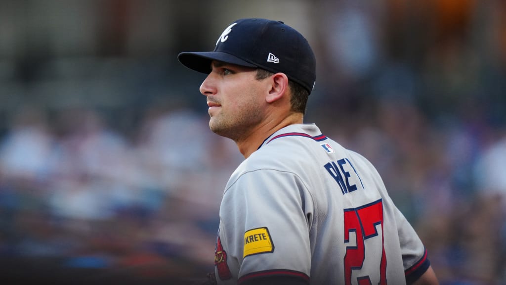 Austin Riley exits the game with abdominal tightness