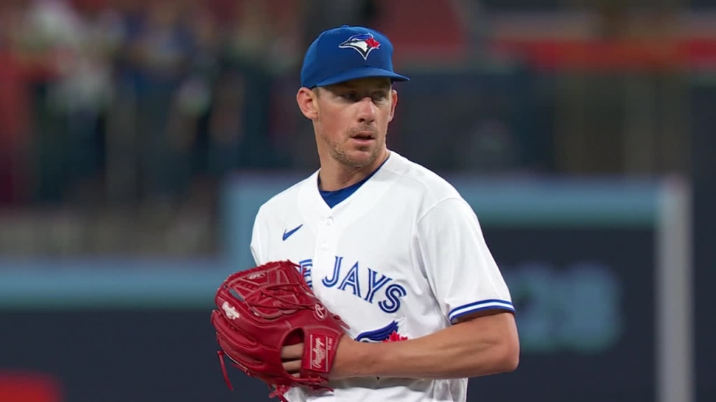 Chris Bassitt fans four