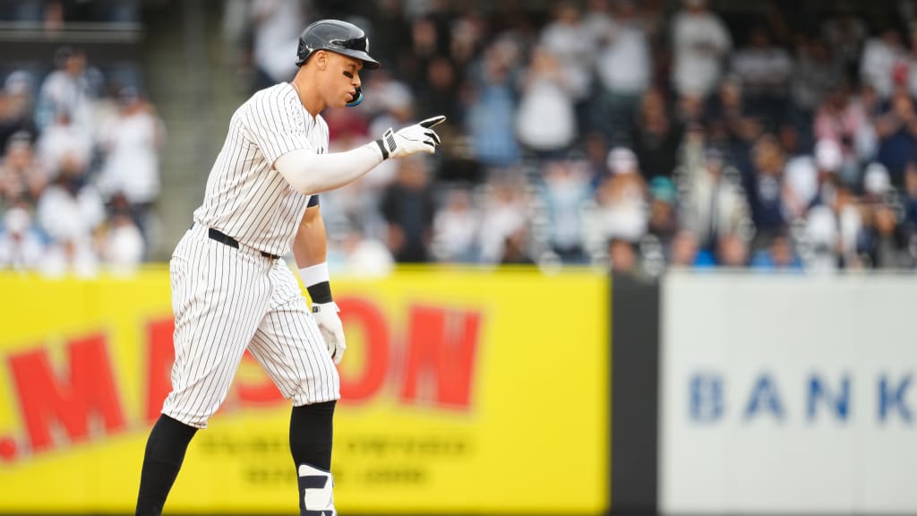 Aaron Judge extends hit, on-base streak with double