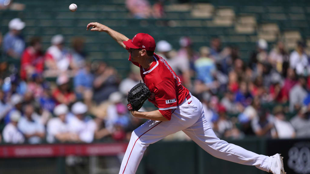 Kyle Hendricks strikes out five in spring start