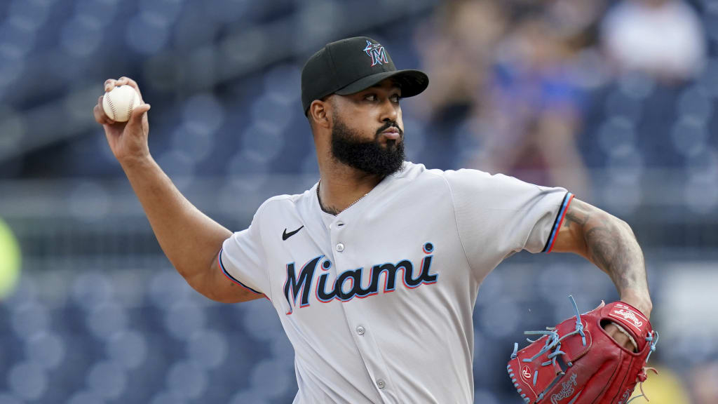 Sandy Alcántara lanza frente a los Piratas
