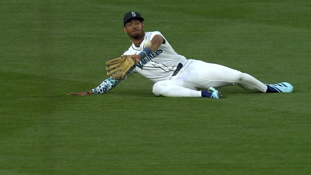 Julio Rodríguez's sliding grab | 04/01/2024 | Seattle Mariners