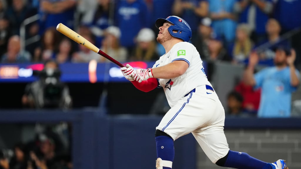 Alejandro Kirk's sacrifice fly