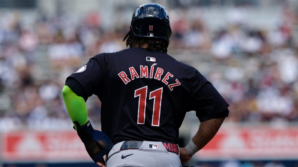 José Ramírez joins 30-30 club with steal