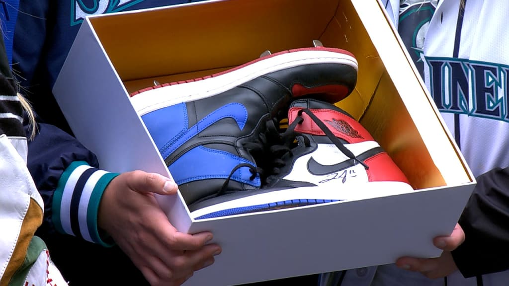 Josh Naylor gifts a pair of signed cleats to a fan | 04/13/2026