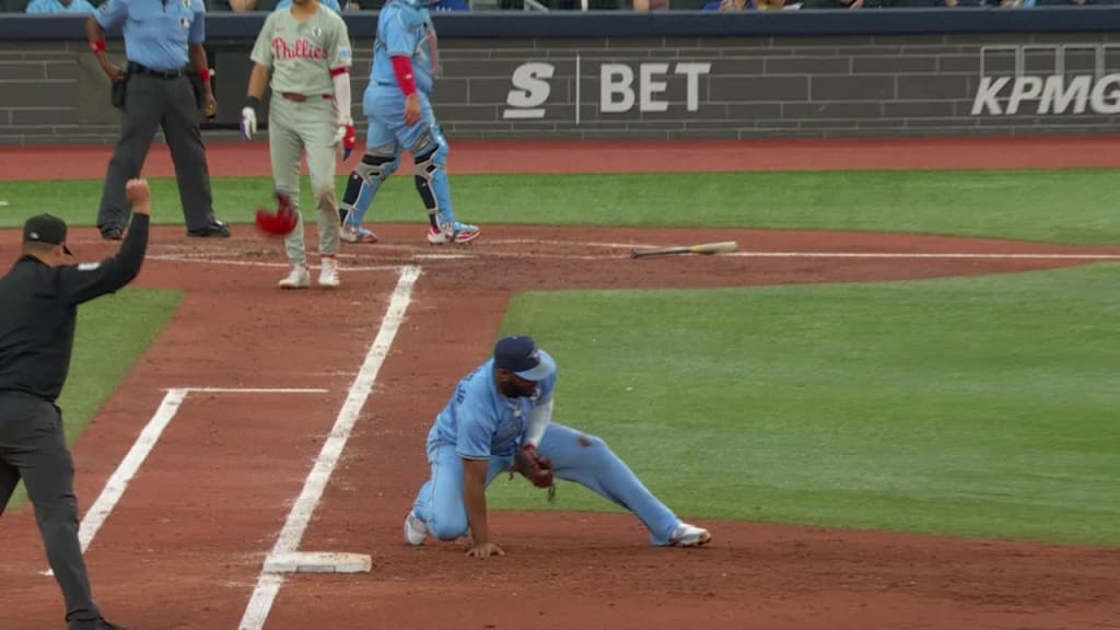 Guerrero Jr. se luce con atrapada