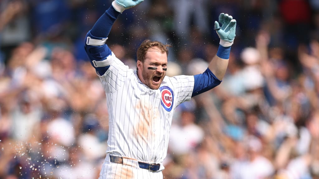 Ian Happ walks off the Pirates on Father's Day