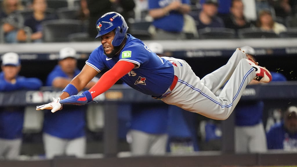 Vladimir Guerrero Jr. goes airborne to score in 3rd