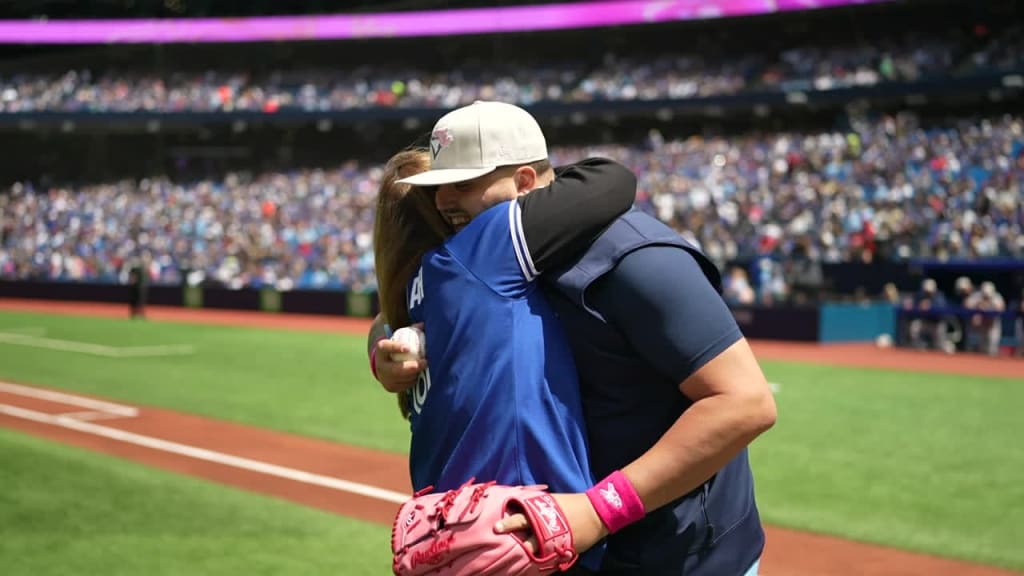 Astros moms throw out first pitch to their sons before Mother's