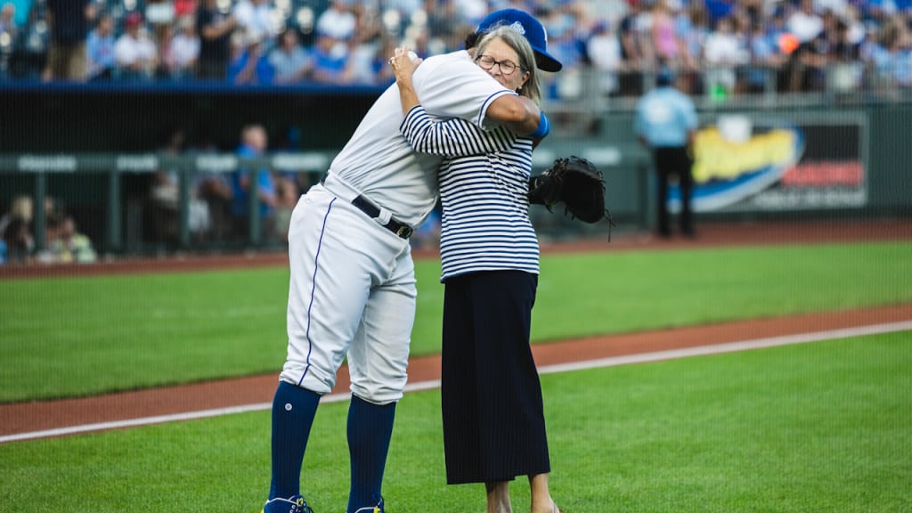 Royals: Salvador Perez nominated for Roberto Clemente Award