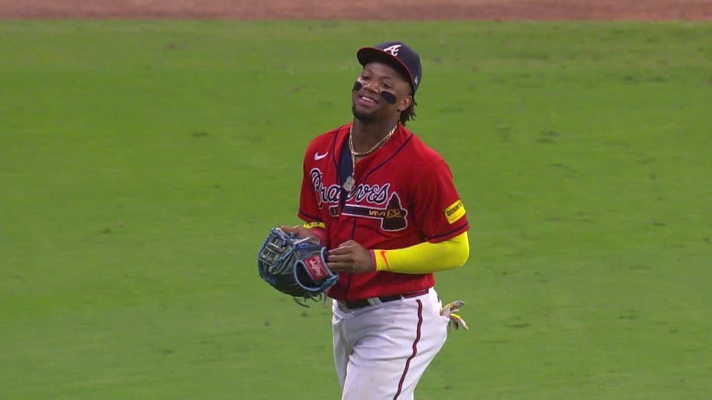 Ronald Acuña Jr.'s glove issue, 08/18/2023