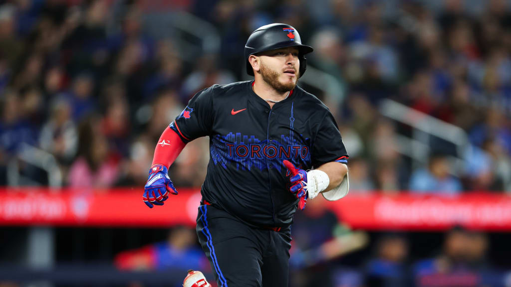 Alejandro Kirk scores on a walk