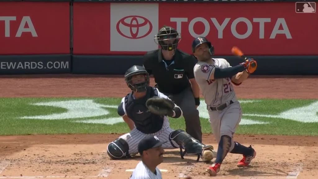 Jose Altuve left no doubt for career home run No. 200. 👏