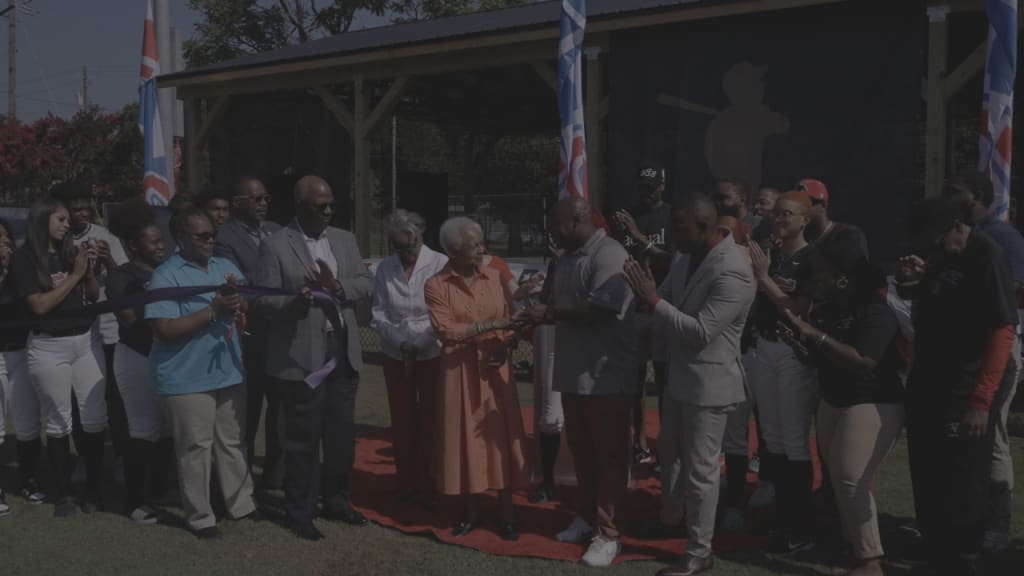 Atlanta Braves celebrate week of Hank Aaron through community