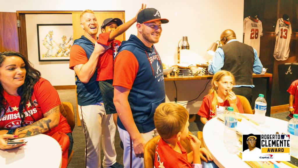 Atlanta Braves - Braves players and coaches sign autographs for