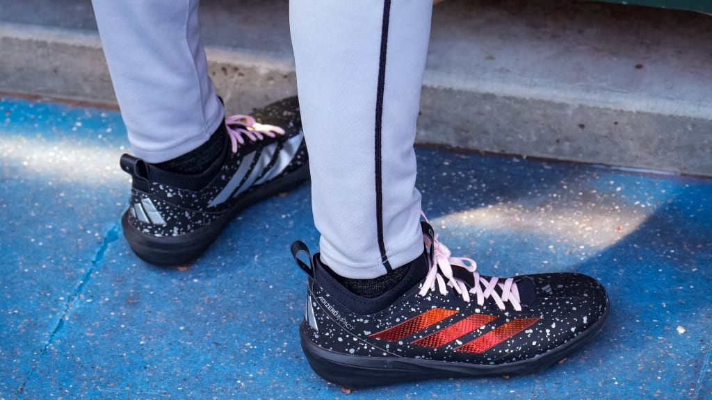Pfaadt reveals brother's baby gender with pink laces | 04/11/2026