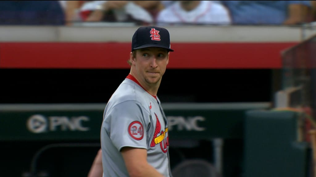 Erick Fedde picks off TJ Friedl at first