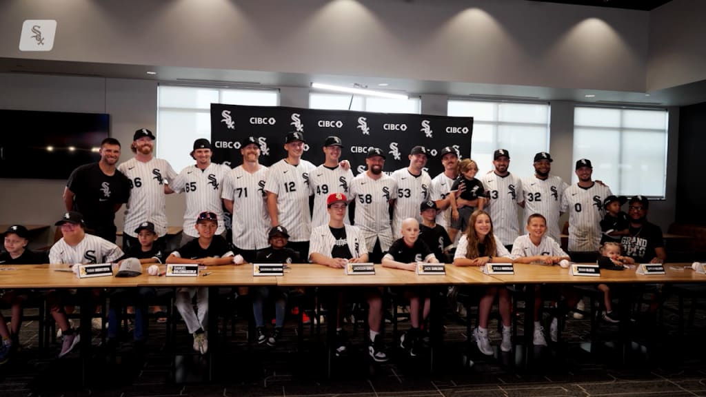 White Sox hold "Reverse Signing" event