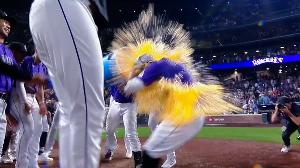 Donaldson crushes a walk-off blast to center 