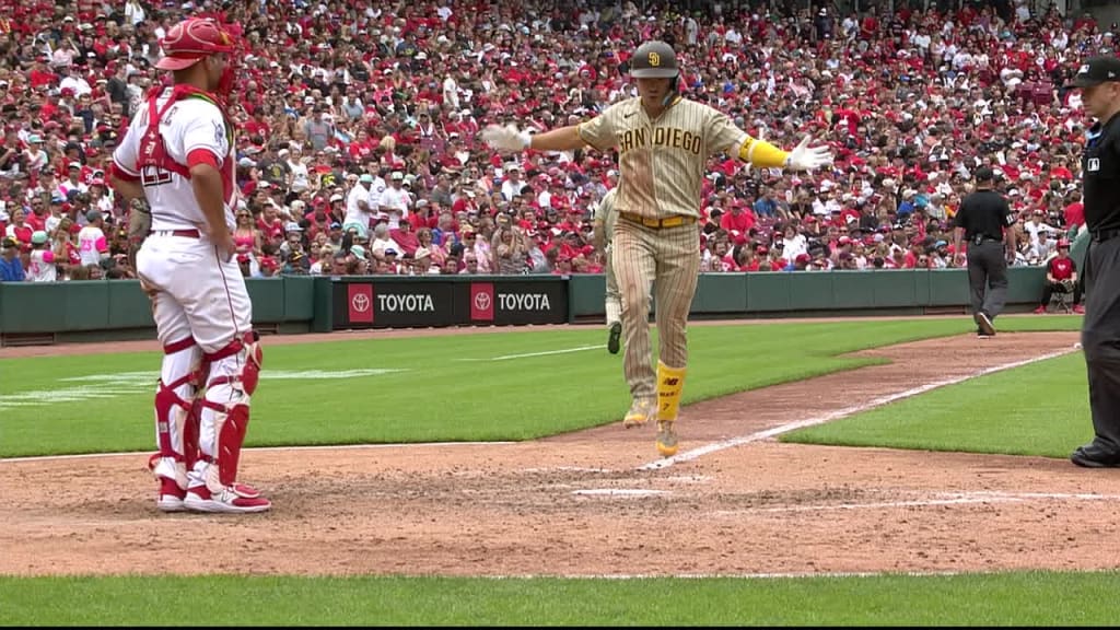 Ha-Seong Kim hits a pinch hit solo HR to extend the Padres lead : r/baseball