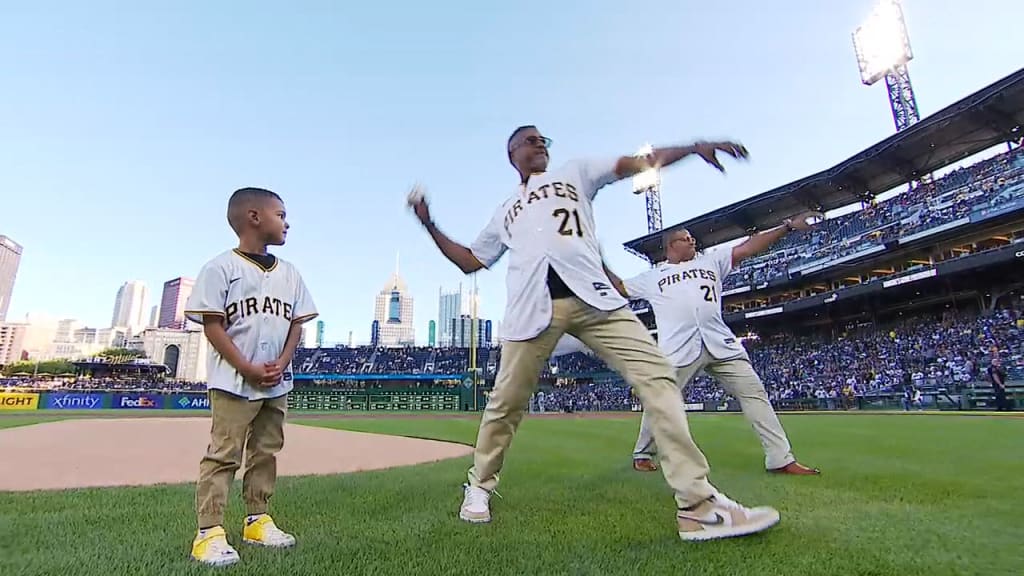 Roberto Clemente's Son, Grandson Throw First Pitches at Pirates-Mets -  Sports Illustrated