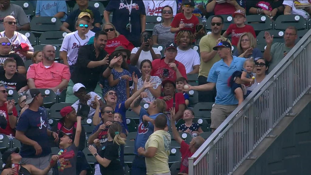 Braves fan makes home-run catch, 09/20/2023