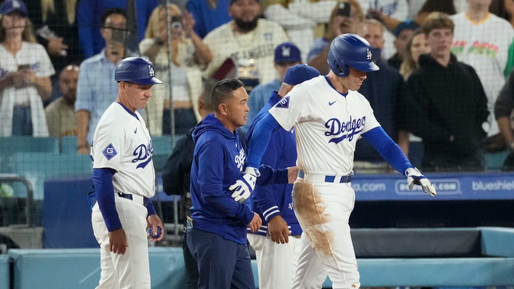 Freddie Freeman leaves the game with an injury