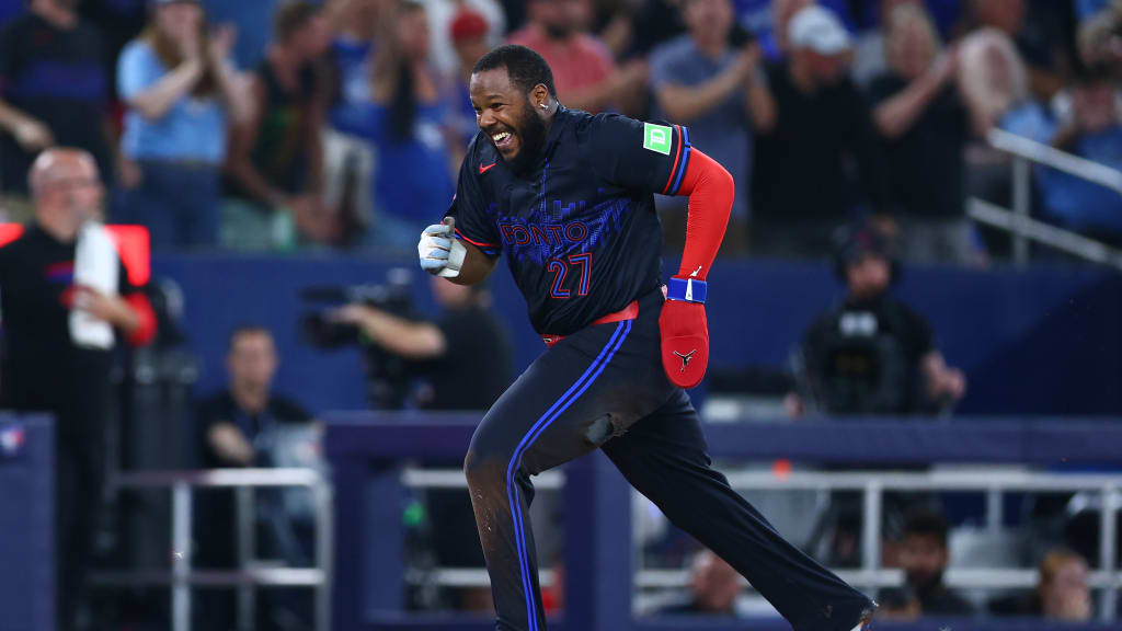 Vladimir Guerrero Jr. scores on throwing error