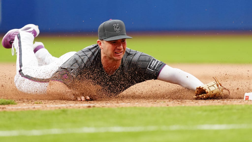 Pete Alonso tags first base with a dive