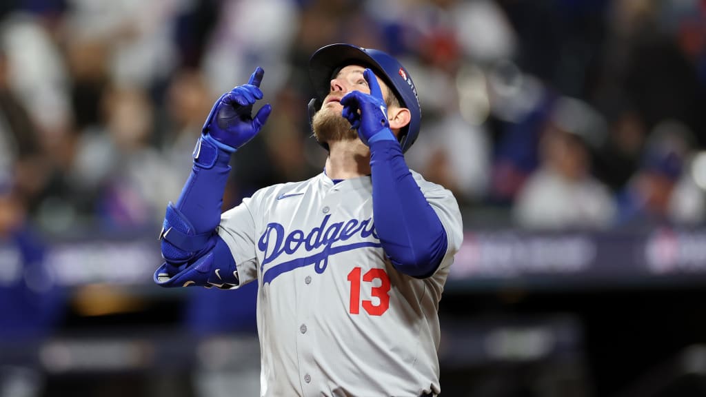 Max Muncy becomes first player to reach in 12 straight plate