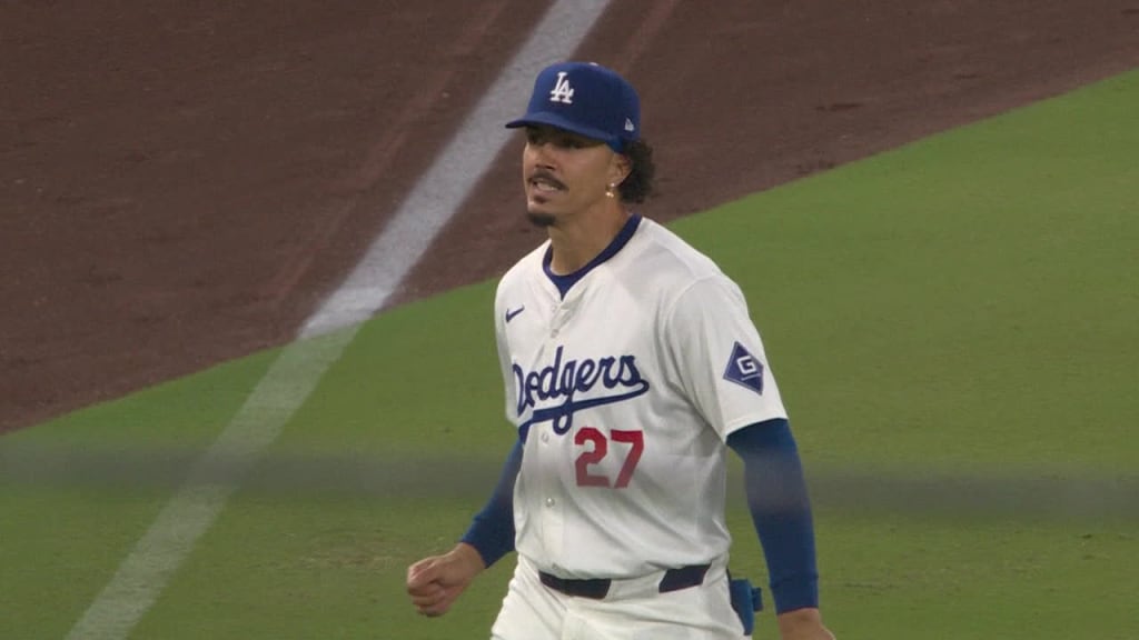 Miguel Vargas starts a double play from left field | 07/19