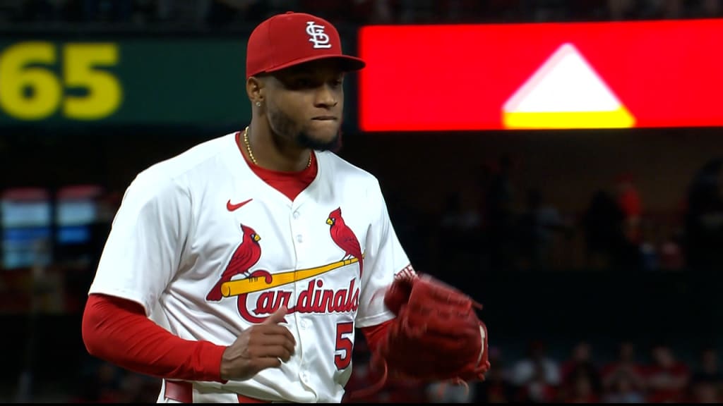 Jorge Alcalá poncha a 3 en la 8va entrada