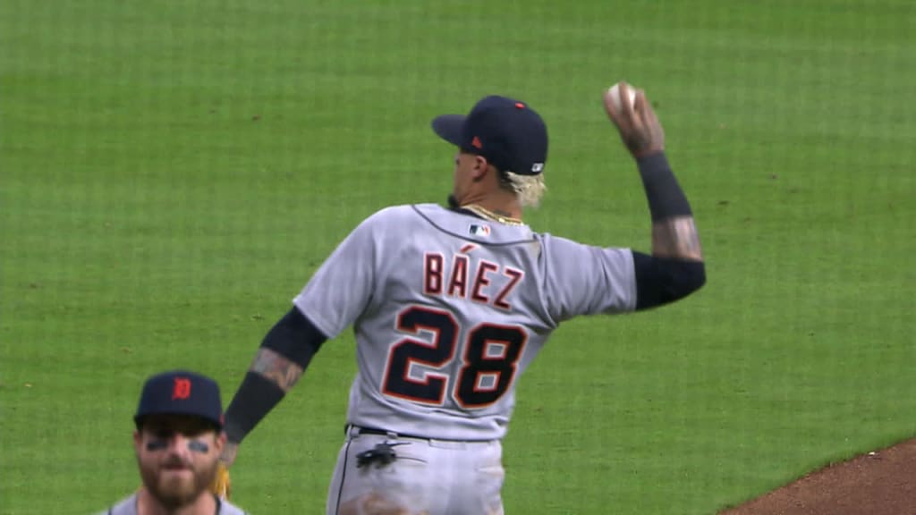 Javier Báez shows off his glove, 04/04/2023