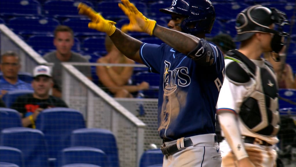 Randy Arozarena makes diving catch, then homers