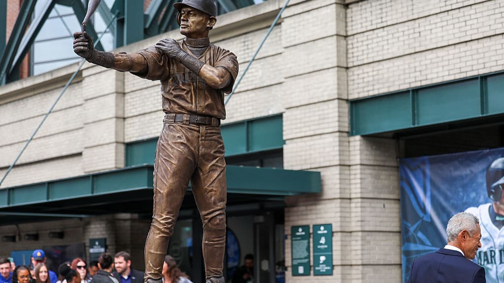 イチロー 殿堂入り記念 レプリカ 銅像 球場配布 ICHIRO STATUE Mariners unveil statue for Ichiro | 04/10/2026 | MLB.com