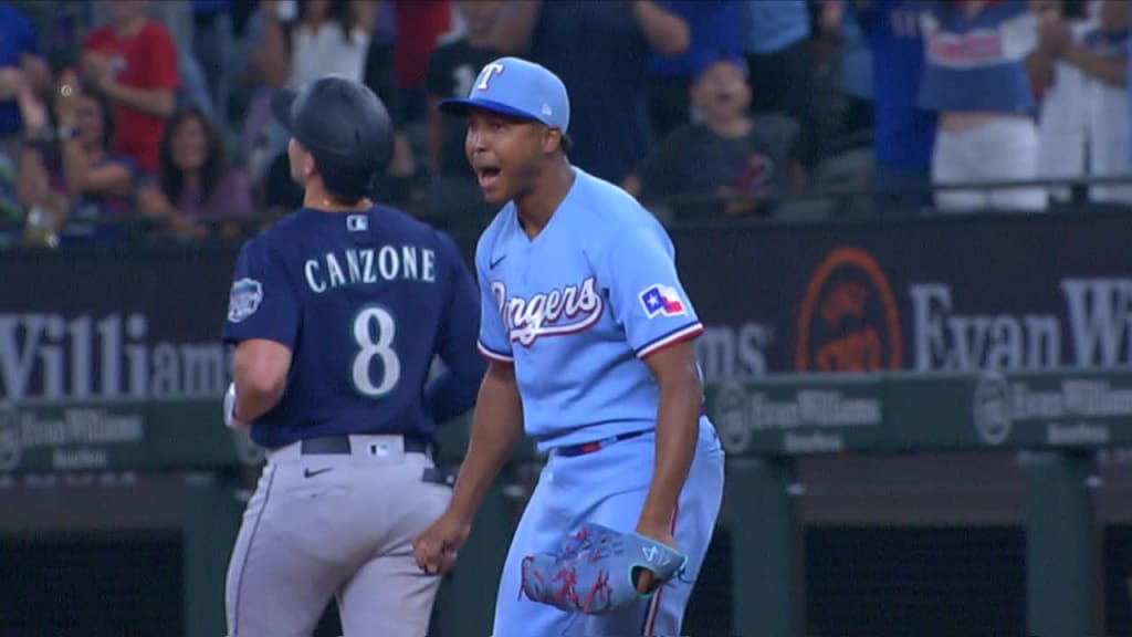 Julio Rodríguez tips Marcus Semien's homer over the fence