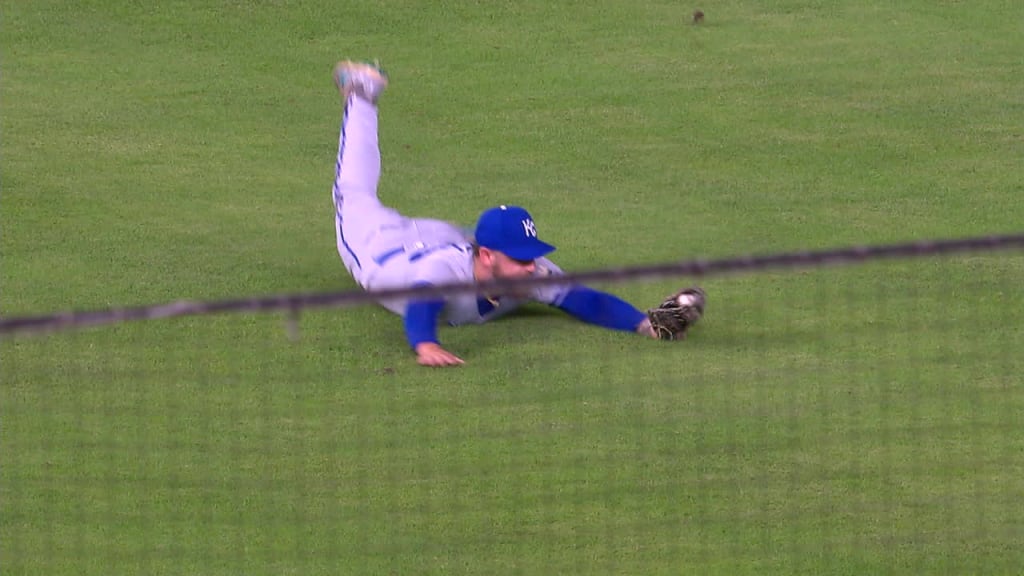 Photo: Royals Kyle Isbel Misses a Diving Catch on Opening Day 2023 -  KCP20230330122 