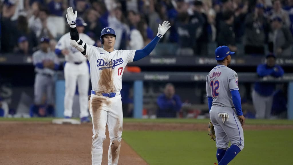 Tommy Edman scores on Shohei Ohtani's single, error