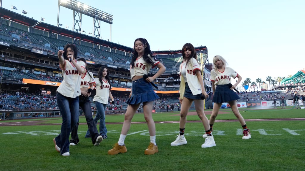 Nmixx's Sullyoon throws out first pitch | 04/06/2026 | San