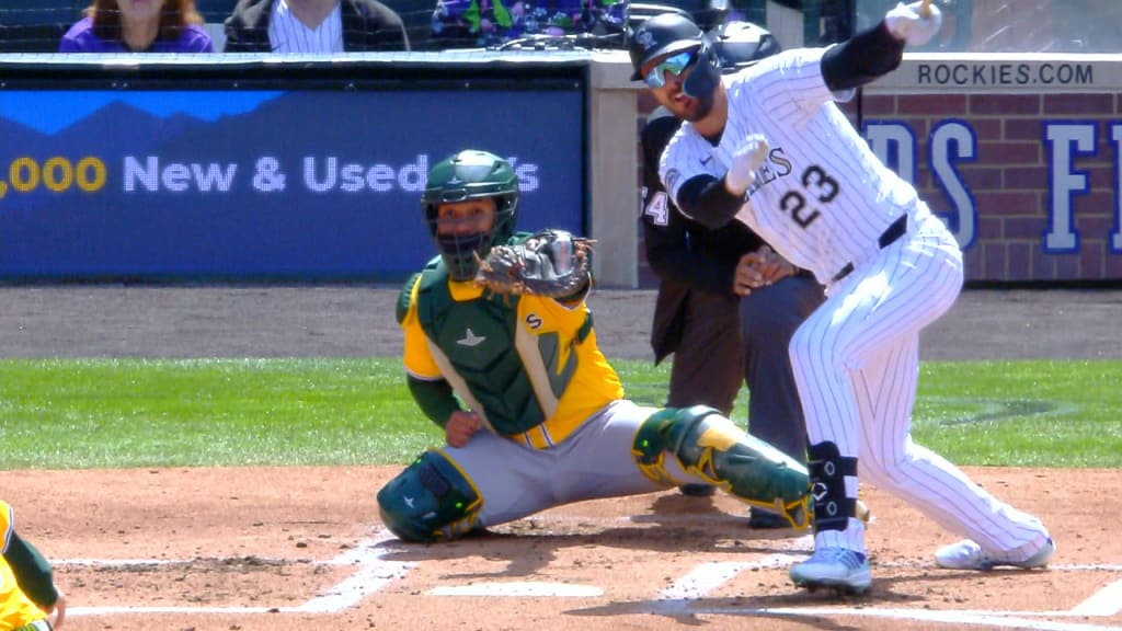 Kris Bryant drives in a run