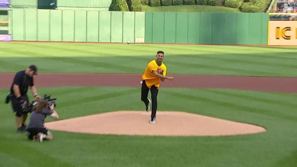 Jordy Mercer's first pitch, 08/11/2023
