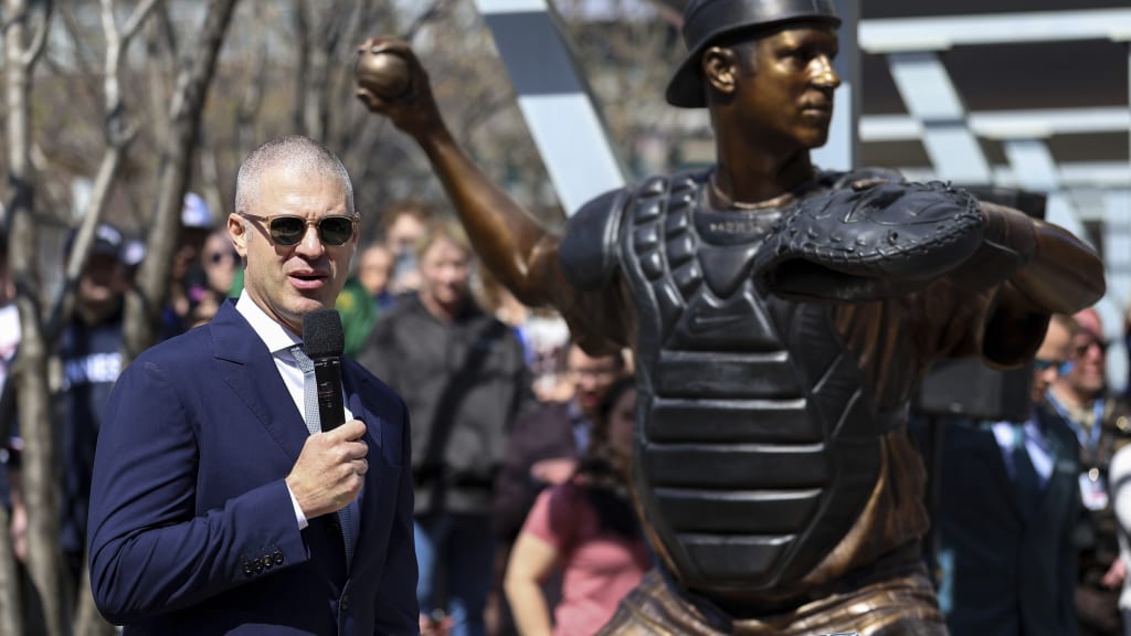 Joe Mauer honored with statue at Target Field