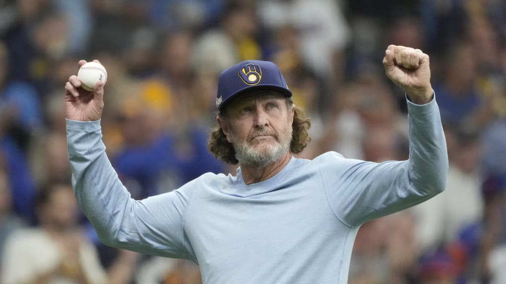 Robin Yount throws out first pitch before Game 3