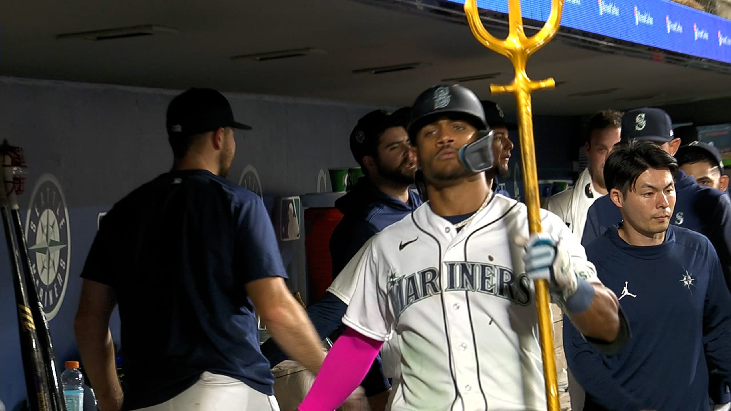 Mariners' Julio Rodriguez robs home run vs. Orioles, shares